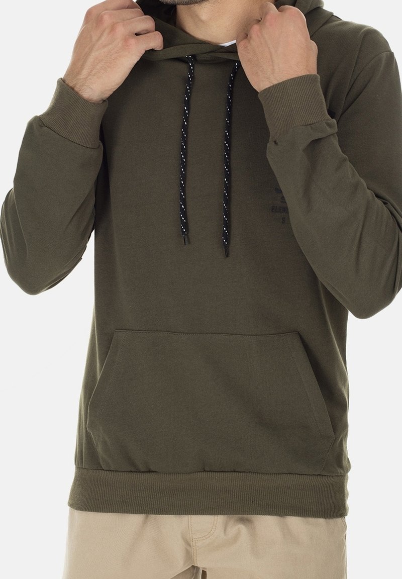 Olijfgroene pullover hoodie met een voorzak, trekkoorden en geribbelde manchetten. Zacht, gestructureerd stof met een subtiele logo-detail.