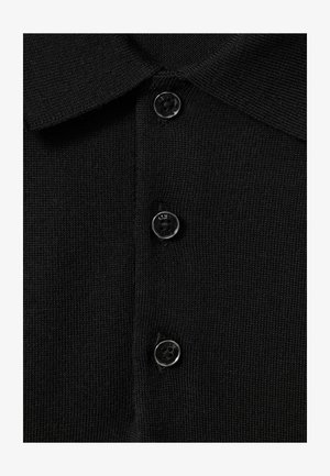 Polo nera in maglia con colletto e tre bottoni rotondi, realizzata con un tessuto liscio e leggermente strutturato. Design elegante e minimalista.