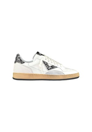 Sneakers bianchi con una tomaia in pelle testurizzata, dettagli in argento e un tacco glitterato. Presentano una suola in gomma beige e lacci tondi.