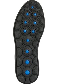Suola di scarpa in gomma nera caratterizzata da indentature circolari e accenti blu in un motivo. Nota per i fori di ventilazione e la superficie testurizzata.
