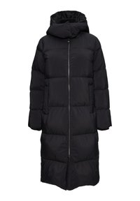 Lange zwarte pufferjas met een hoge kraag, rits aan de voorkant, zijzakken en een gewatteerd patroon voor isolatie en warmte.