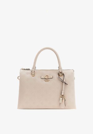 Sac à main en similicuir beige avec motif de logo en relief, ferrures dorées, poignées supérieures et détail gland amovible. Fermeture éclair.