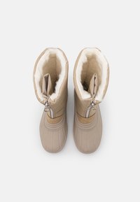 Botas de invierno beige con una capa exterior texturizada, forro de pelo sintético y cierre de cremallera. Punta redondeada y suelas de goma para mayor tracción.