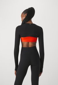 Stronger Majica z dolgimi rokavi - black