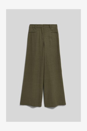 Weit geschnittene olivgrüne Hose mit dezentem Karomuster, Gürtelschlaufen und Gesäß-Paspeltaschen auf grauem Hintergrund.