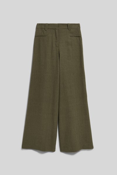Pantalon large vert olive avec un motif à carreaux subtil, passants de ceinture et poches arrière passepoilées sur fond gris.