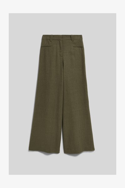 Pantalon large vert olive avec un motif à carreaux subtil, passants de ceinture et poches arrière passepoilées sur fond gris.