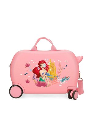 Maleta infantil rosa con ruedas con diseño de Ariel la sirena, plantas submarinas, burbujas y un castillo dorado.