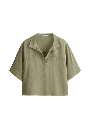 Olijfgroene linnen blouse met korte mouwen, brede kraag en V-hals, losse pasvorm en een iets ingekorte zoom.