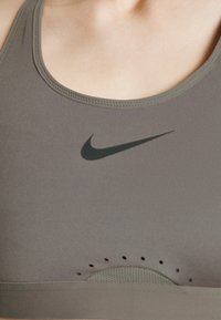 Nike Performance Sutiã desportivo - cave stone/ironstone/black