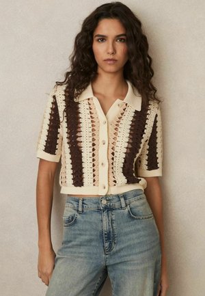 Kurzarmpullover-Strickjacke mit alternierenden braunen und cremefarbenen Streifen, Knopfverschluss und strukturiertem Strickmuster.