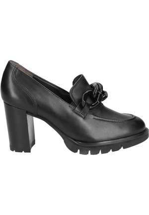 Zapato de tacón alto de cuero negro con punta redonda, detalle de cadena decorativa y suela de goma texturizada para mayor agarre.