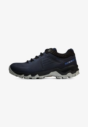 Calçado Mammtut masculino em azul marinho escuro com uma superfície texturizada, ponta reforçada, detalhes em malha respirável e um design de sola cinza resistente.