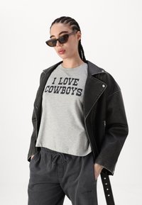 Vero Moda VMMETTE COWBOY - Marškinėliai su spaudiniu - light grey