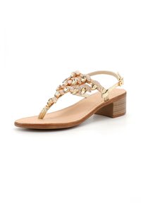 Sandal oro con soletta beige, caratterizzato da decorazioni in gemme e un tacco basso a blocco. Cinturino alla caviglia regolabile per una vestibilità personalizzabile.