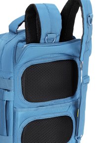 Modrý látkový batoh s texturovanou černou síťovou částí, polstrovanými popruhy a několika nastavitelnými kovovými detaily pro bezpečné nošení.