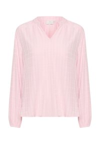 Blouse rose clair avec un col en V, des manches longues et une texture verticale subtile. Tissu doux avec des détails froncés aux épaules et aux poignets.