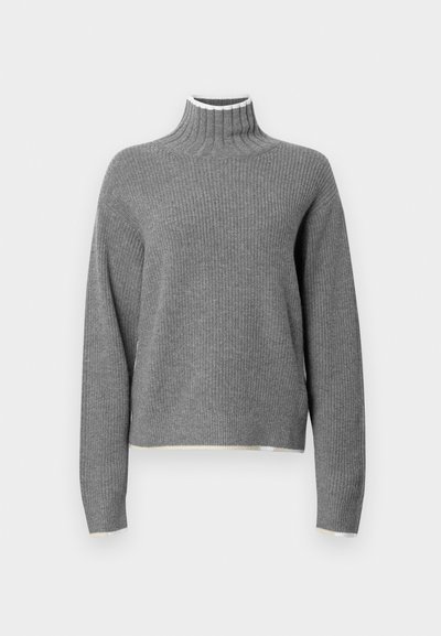 Pull en maille côtelée gris avec col roulé et manches longues. Présente une bordure blanche au niveau du col et un ourlet légèrement court. Texture douce.