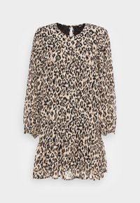 Robe à motif léopard avec des manches longues, un col rond, un buste froncé et un ourlet à volants. Fabriquée en tissu léger et texturé.