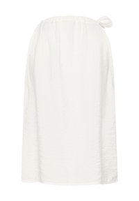 Jupe maxi blanche en tissu léger et froissé avec une taille élastique et un détail de nœud sur le côté. Design simple et sans ornement.