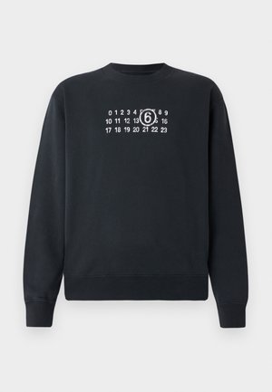 Sudadera negra de manga larga con números blancos del 0 al 23 impresos en el pecho y el número 6 rodeado.