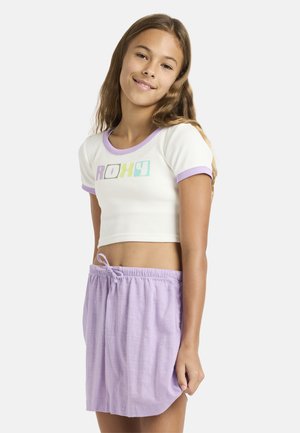 Witte cropped T-shirt met paarse rand en "ROXY"-opdruk. Lichtpaarse shorts met trekkoord, gestructureerde stof, losse pasvorm.