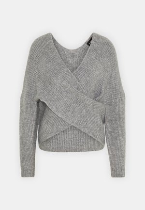 Pull en maille grise douce avec manches longues et un design croisé à l'avant, présenté sur un fond blanc.