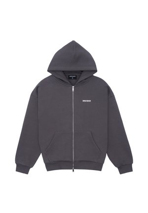 Dunkelgrauer Hoodie mit Reißverschluss, Fronttaschen, langen Ärmeln und kleinem weißen "WRSTBHVR"-Logo auf der linken Brust.