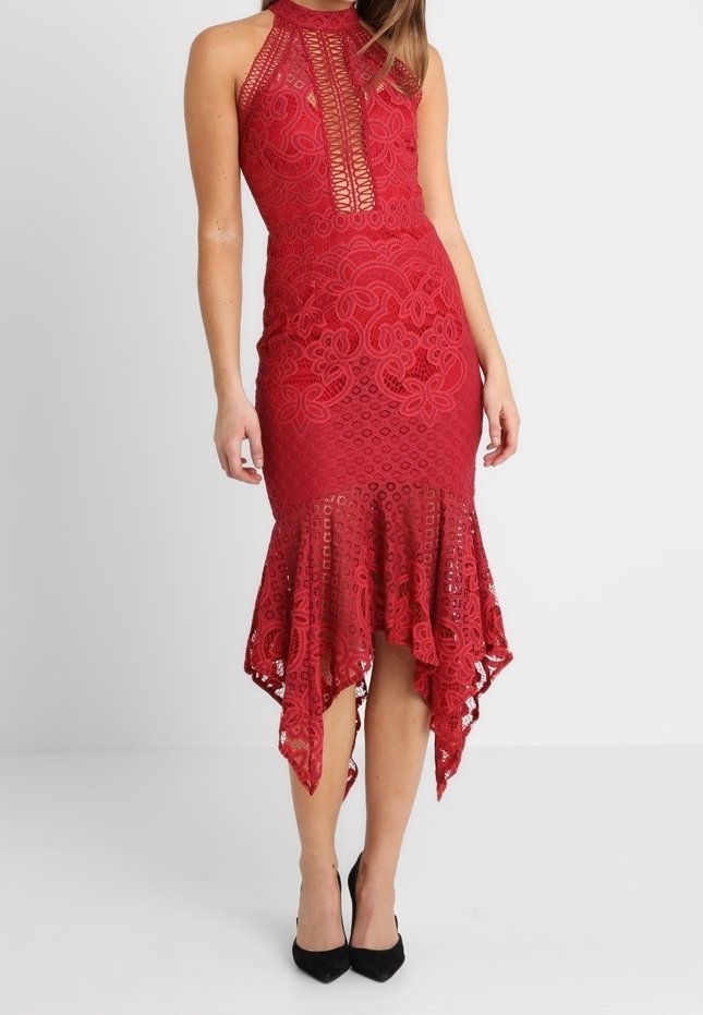 Rotes Spitzen-Midi-Kleid ohne Ärmel mit einem hohen Kragen, floralen Mustern, einem transparenten Einsatz an der Brust und einem asymmetrischen, rüschigen Saum, getragen mit schwarzen High Heels.