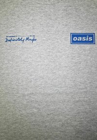 Šedé bavlněné tričko s modrým textem: "30. výročí Definitely Maybe" a modrým obdélníkovým logem "oasis". Standardní střih, kulatý výstřih.