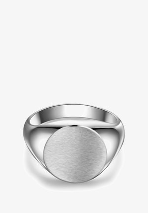 Sidabro žiedas su lygiu poliruotu bandu ir apvaliu šlifuoto paviršiaus viršumi, turintis šiek tiek iškelto bezelio kraštą.