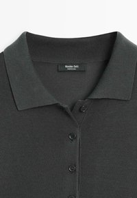 Polo in maglia grigio scuro con colletto a coste e tre bottoni neri, marchiata Massimo Dutti, prodotta in Cina.