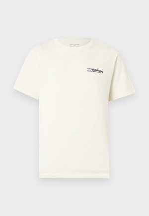 Biele krátky rukáv s okrúhlym výstrihom T-shirt s malým čiernym logom "Billabong Adventure Division" na ľavej hrudi.