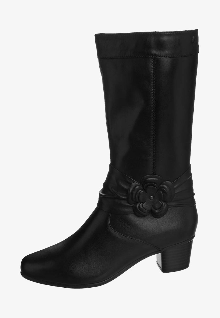 Černá kožená zavřená boot až po kolena s kulatou špičkou, řaseným materiálem kolem kotníku a květinovým detailem na boku. Design s blokovým podpatkem.