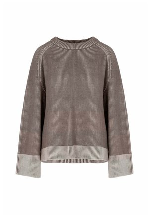Brązowy sweter z długim rękawem wykonany na drutach, z jasnobeżowymi mankietami i wykończeniem, prążkowaną fakturą oraz okrągłym dekoltem na białym tle.