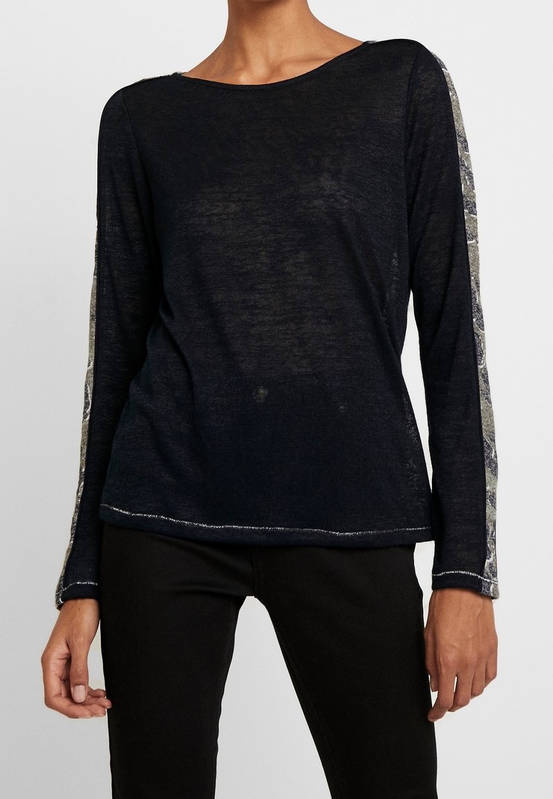 Langärmliges schwarzes T-Shirt aus leichtem, strukturiertem Material, mit Schlangenprint-Akzenten an den Ärmeln und einem weiten Ausschnitt.