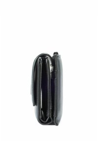 Czarny skórzany portfel o smukłym profilu, wieloma przegródkami i zapięciem na zamek. Wykazuje gładką teksturę i minimalistyczny design.