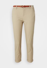 Beiga slim-fit byxor med upprullade benslut, framfickor och ett tunt rött bälte med ett guldspänne.