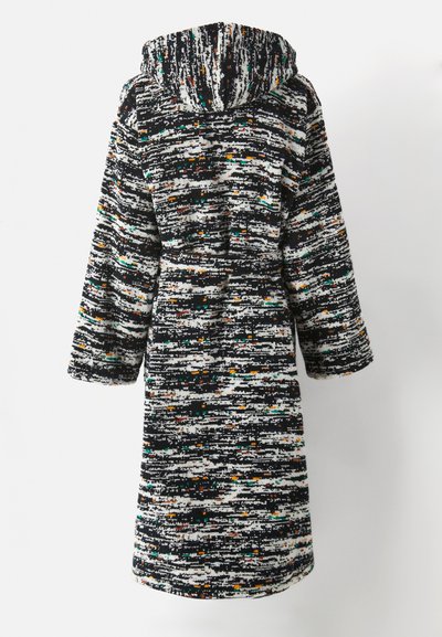 Cappotto con cappuccio in tessuto a fantasia nera, bianca e multicolore. Presenta una vestibilità ampia, maniche lunghe e una superficie testurizzata.