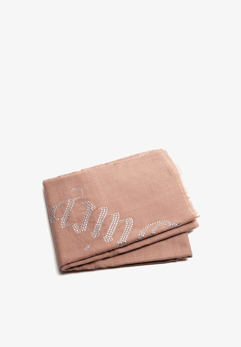 Lyserød tørklæde lavet af blødt stof, med frynsede kanter og dekorative rhinsten i et flydende skriftskriftmønster.