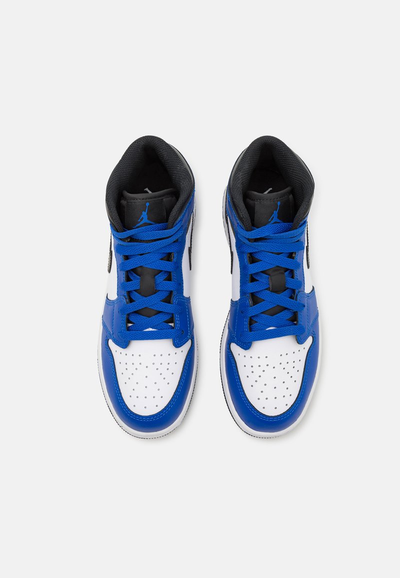 Zapatillas de deporte altas en azul y blanco con acentos en negro, material de cuero suave, caja de dedos perforada y cordones planos azules.