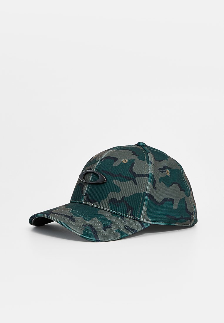 Gorra de béisbol tipo camuflaje en verde y gris, con un patrón de costura, visera curvada y un logo en relieve en la parte frontal. La textura de la tela es transpirable.