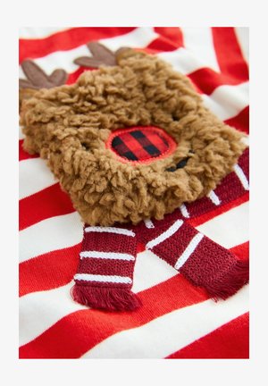 Un tessuto a righe rosse e bianche presenta un design di un renna marrone soffice, con un cerchio a quadretti e accenti di sciarpa lavorata a maglia in abbinamento rosso e bianco.