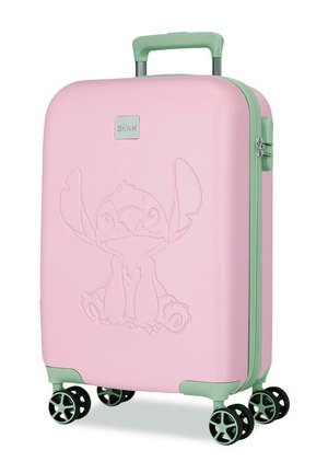 Maleta rígida rosa con asa y ruedas verdes, con un diseño en relieve de un personaje y una cremallera lateral con cerradura.