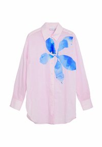 Camicia button-up rosa con un grande design floreale blu davanti. Maniche lunghe con polsini, realizzata in tessuto leggero e testurizzato.