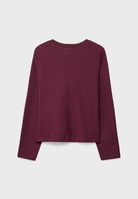Bordo pulover s dugim rukavima, okruglim izrezom, rebrastim ovratnikom i skraćenim dizajnom. Glatka tekstura s minimalističkim detaljem stražnjeg šava.