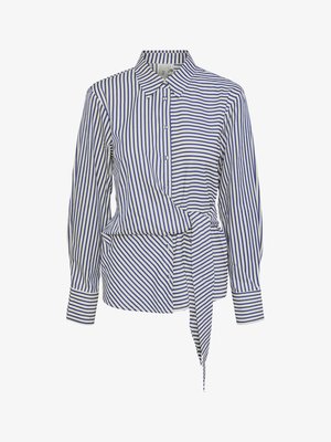 Fehér blúz kék vertikális csíkokkal, hegyes gallérral, hosszú ujjal és megkötő derékkal. Gombos elülső rész, testhez álló szabás, könnyű anyag.