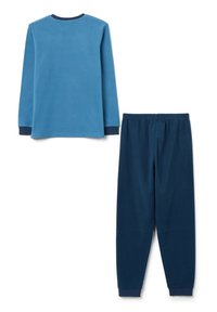 Camiseta de forro polar azul de manga larga con cuello y puños en navy, combinada con pantalones de forro polar navy con cintura elástica. Textura suave; corte holgado.