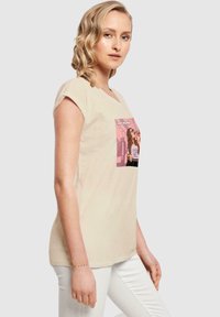 Merchcode GRAND - SAN ANTONIO EXTENDED SHOULDER TEE - Triko s potiskem - whitesand