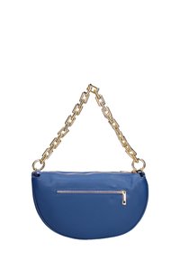 Borsa a tracolla in pelle blu con forma curvata, manico a catena dorata e tasca frontale con zip. Presenta una finitura testurizzata e dettagli in metallo lucido.